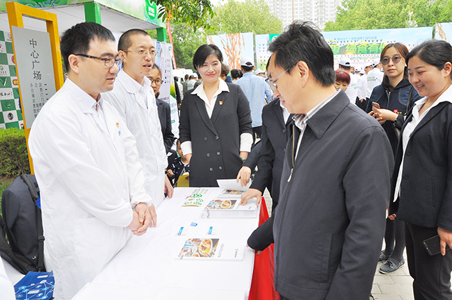 陈兆云副主任到广电计量展位参观