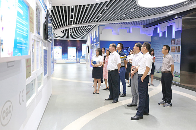 耕保中心领导一行参观展厅